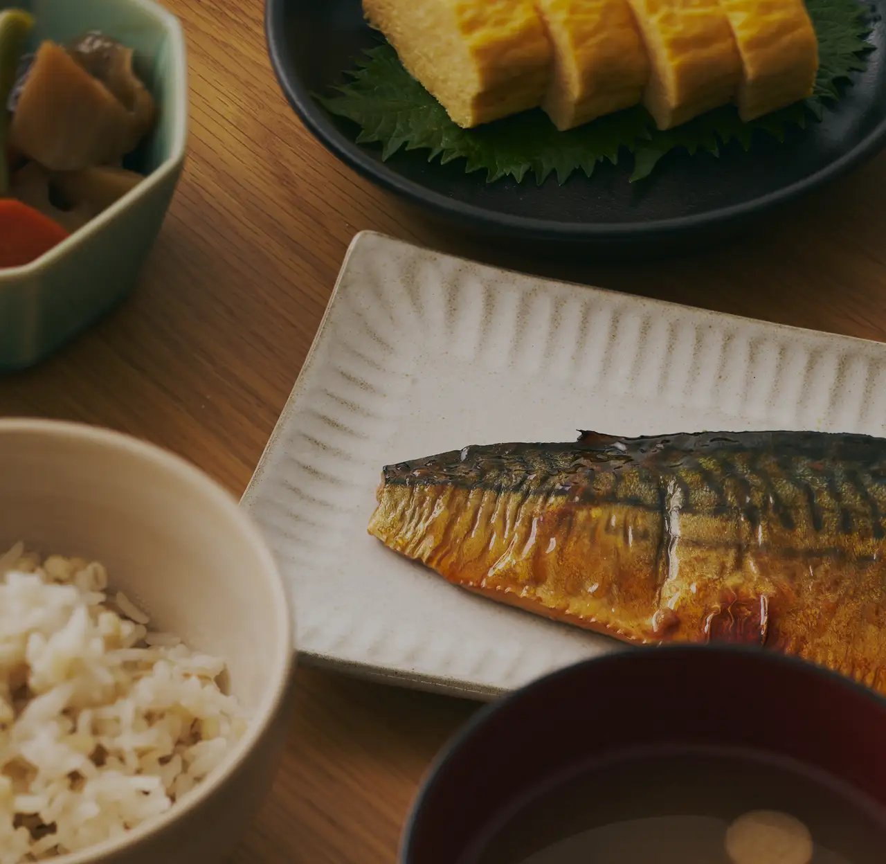 食卓に並ぶ料理の写真