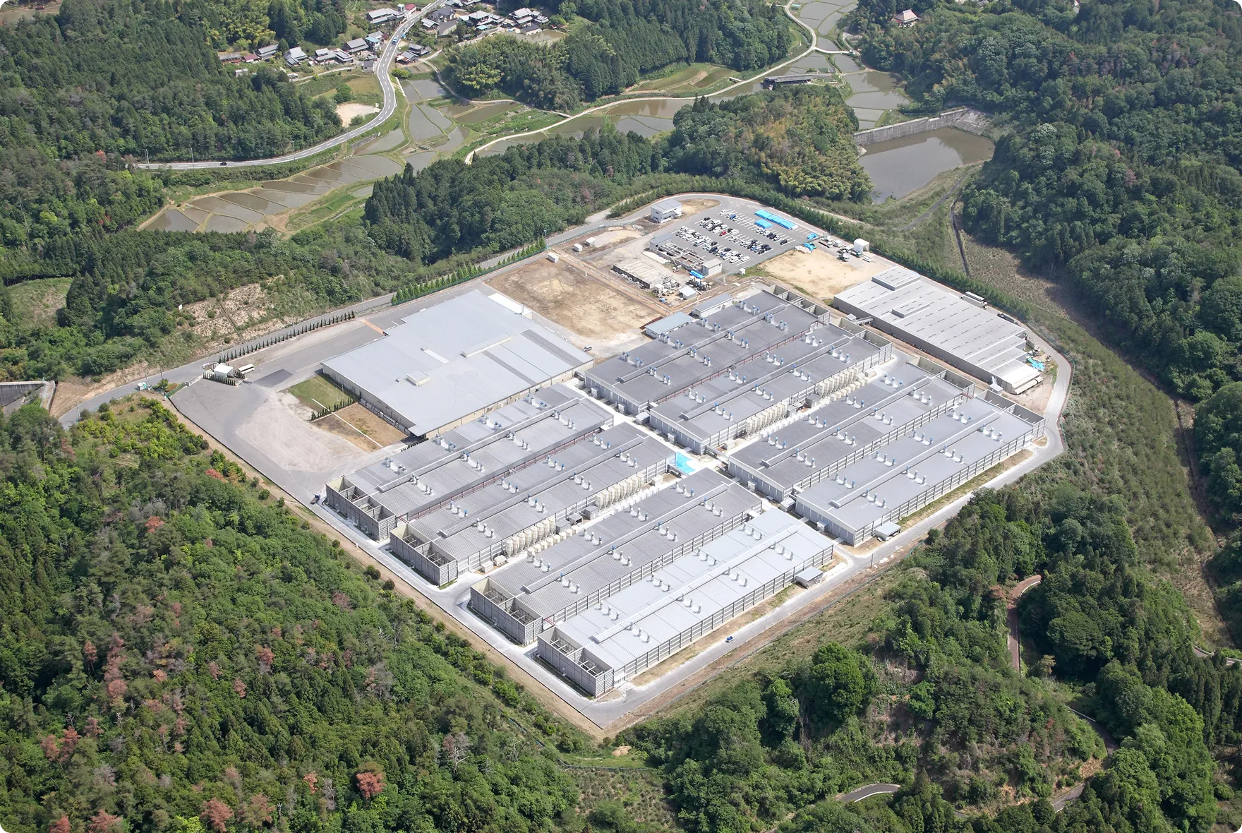 山あいに広がる三重県伊賀市の養鶏農場を空から見た様子